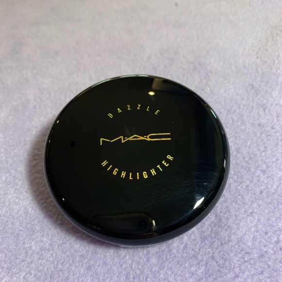 MAC Dazzle Highlighter in “Dazzlered” NEW - Picture 2 of 3